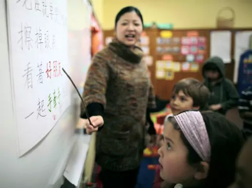  Teacher Kennis Wong points to Chinese characters on the board at Broadway Elementary School in Venice, Los Angeles (Lucy Nicholson /Courtesy Reuters)