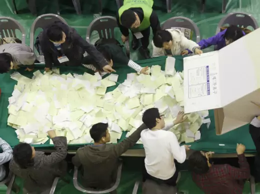 Election officials count the ballots of the parliament elections in Seoul. (Courtesy Reuters/Lee Jae-Won)