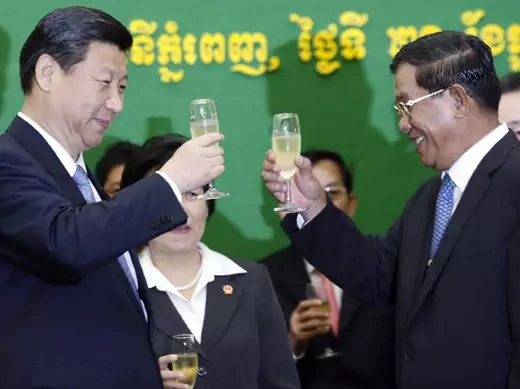 China's Vice President Xi Jinping toasts with Cambodia's Prime Minister Hun Sen (R) after signing an agreement on cooperation at council of minister in Phnom Penh December 21, 2009.