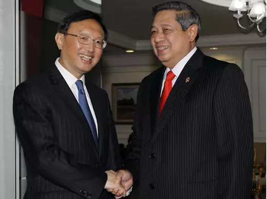 China's Foreign Minister Yang Jiechi (L) is greeted by Indonesian president Susilo Bambang Yudhoyono for a meeting at the presidential office in Jakarta August 10, 2012.