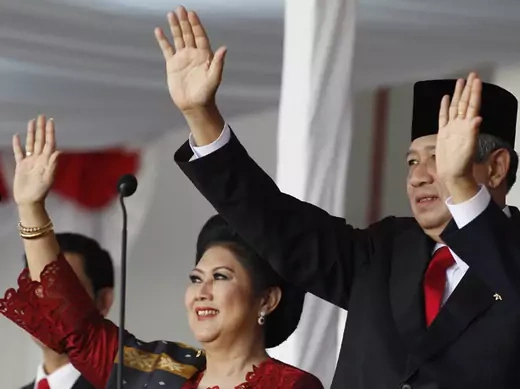 Indonesian President Yudhoyono accompanied by first lady Yudhoyono wave their hands at the end of a ceremony marking Indonesia's 67th Independence Day in front of the Presidential Palace in Jakarta, August 17, 2012.
