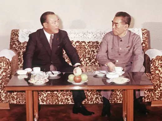 Japanese prime minister Kakuei Tanaka (left) and Chinese premier Zhou Enlai meet in Beijing for the first Sino-Japanese summit on September 25, 1972 (Courtesy Jiji Press).