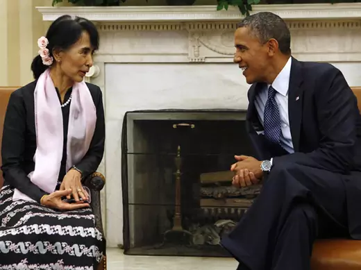U.S. president Obama speaks with Myanmar opposition leader Suu Kyi during their meeting in the White House.