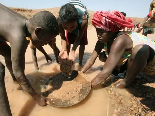 A woman and her children wash gravel from local mines in hope of finding sapphires in the town of Sakaraha 16/09/2007.