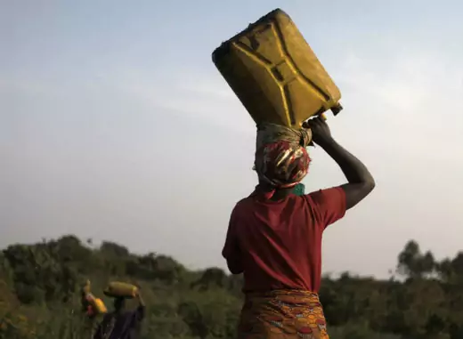 woman_carrying_water_MDG_congo_question_of_the_week