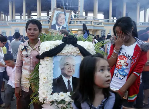 Mourners gather to pay respects to the late former Cambodian king Norodom Sihanouk in front of the Royal Palace in Phnom Penh October 16, 2012.