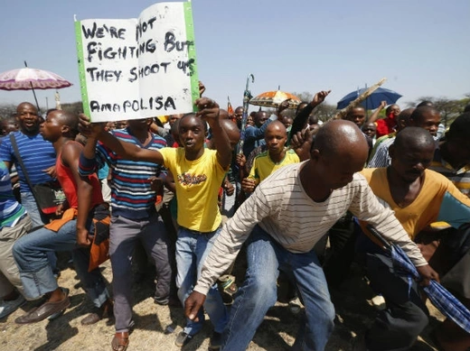 Striking platinum miners march near the Anglo-American Platinum (AMPLATS) mine near Rustenburg in South Africa's North West Province 05/10/2012.