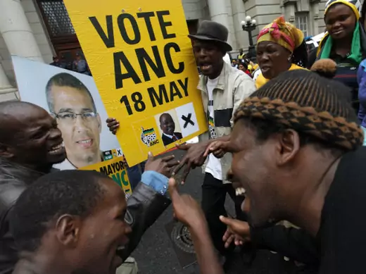 Supporters of the ruling African National Congress demonstrate against the opposition Democratic Alliance in Cape Town 29/04/2011.