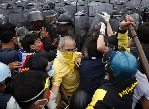 Anti-government protesters clash with police near the Government house in Bangkok November 24, 2012.