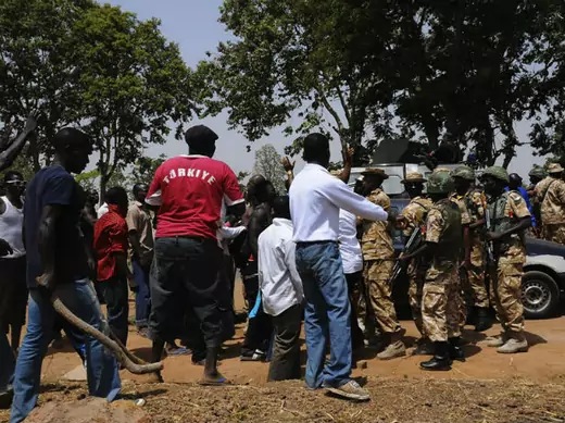  Security forces confront angry citizens at a roadblock after a bombing in Nigeria 11/03/2012.