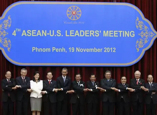 U.S. president Obama participates in a family photo of ASEAN leaders during the ASEAN Summit at the Peace Palace in Phnom Penh.