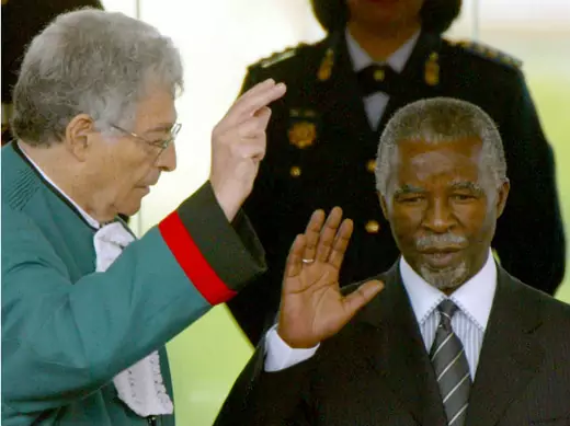  SOUTH AFRICA PRESIDENT THABO MBEKI TAKES OATH WITH CHIEF JUSTICE ARTHUR CHASKALSON. 27/04/2004.