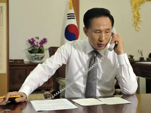 Lee Myung-bak talks with Barack Obama