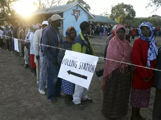 Kenyans queue to vote in the country's referendum in Naivasha 04/08/2010.