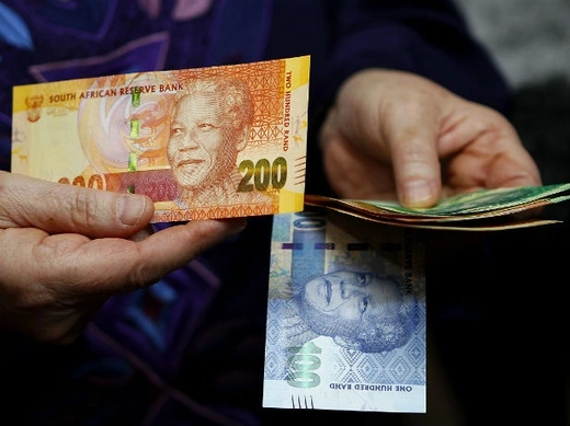  South African Reserve Bank Governor Gill Marcus shows off South Africa's new banknotes before conducting the first transaction in Pretoria 06/11/2012.