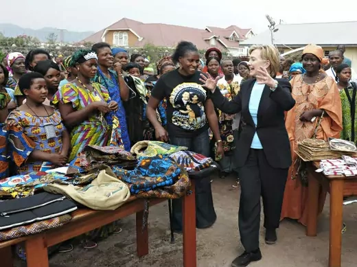 US Secretary of State Hillary Clinton (C) jokes with patients and staff of the Heal Africa clinic in Goma August 11, 2009