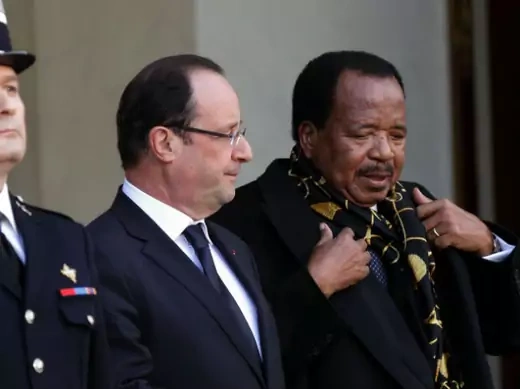 French President Francois Hollande (C) speaks with Cameroon's President Paul Biya (R) after a meeting at the Elysee Palace in Paris, January 30, 2013. 