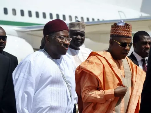 Nigeria's President Goodluck Jonathan (C) arrives with other officials during a working visit to Borno state, northeast region March 7, 2013. 