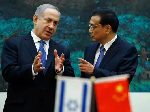 Israel's Prime Minister Benjamin Netanyahu (L) talks to China's Premier Li Keqiang during a signing ceremony at the Great Hall of the People in Beijing on May 8, 2013. (Courtesy Reuters/Kim Kyung-Hoon)