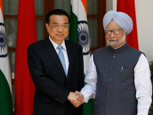 Chinese Premier Li Keqiang (L) shakes hands with India's Prime Minister Manmohan Singh ahead of their meeting at Hyderabad House in New Delhi on May 20, 2013. 