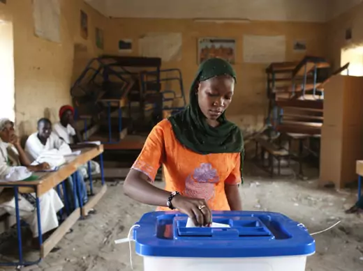 A woman casts her vote during Mali's presidential election in Timbuktu, Mali, July 28, 2013. 