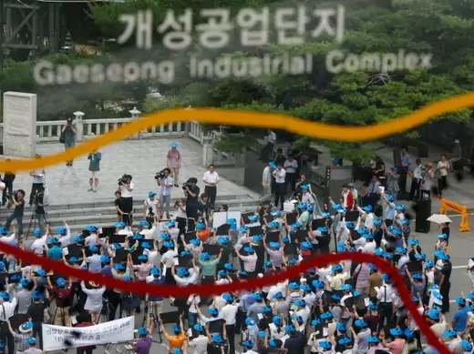 Protesters comprising of South Korean employers and employees working at factories in the Kaesong Industrial Complex (KIC) inside North Korea chant slogans during a rally at the Imjingak pavilion near the demilitarized zone which separates the two Koreas, in Paju, north of Seoul on August 7, 2013. (Courtesy Reuters/Kim Hong-ji)