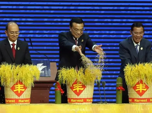 China's Premier Li Keqiang, flanked by President of Myanmar Thein Sein (L) and Cambodia's Prime Minister Hun Sen, sows the "seed of hope" during the opening ceremony of the 10th China-ASEAN Expo in Nanning, Guangxi Zhuang Autonomous region, on September 3, 2013 (China Daily/Courtesy Reuters).