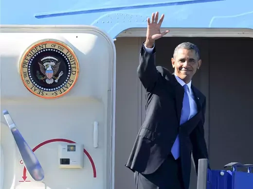 U.S. president Barack Obama boards Air Force One.  (Claudio Bresciani/Scanpix Sweden/Courtesy Reuters)