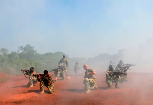 A U.S. Special Forces trainer supervises a military assault drill for a unit within the Sudan People's Liberation Army (SPLA) conducted in Nzara on the outskirts of Yambio November 29, 2013.