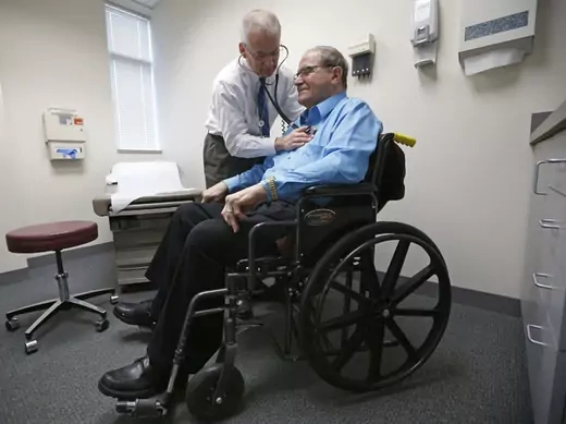 Doctor Stephen Hippler treats patient Don Roth at his office in Peoria, Illinois (Jim Young/Courtesy Reuters).