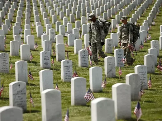 Arlington-Cemetery-Soldiers