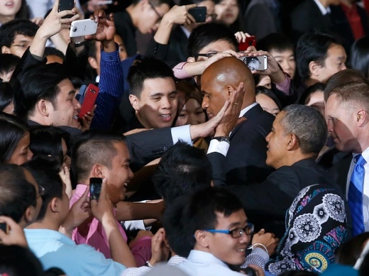 U.S. President Barack Obama high fives a member of the audience as he leaves after the Young Southeast Asian Leadership Intiative (YSEALI) Town Hall inside the University of Malaya in Kuala Lumpur April 27, 2014. REUTERS/Samsul Said (MALAYSIA - Tags: POLITICS EDUCATION)