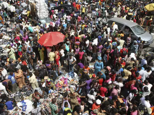 People crowd on a road near Balogun market to shop, a day before Christmas in Nigeria's commercial capital Lagos, December 24, 2012. (Akintunde Akinleye/Courtesy Reuters)