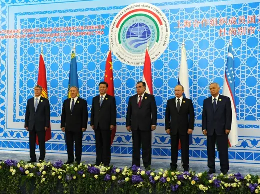 (L-R) Kyrgyzstan's President Almazbek Atambayev, Kazakhstan's President Nursultan Nazarbayev, Chinese President Xi Jinping, Tajikistan's President Emomali Rahmon, Russia's President Vladimir Putin and Uzbekistan's President Islam Karimov pose for a picture before their meeting during the Shanghai Cooperation Organization (SCO) summit in Dushanbe September 12, 2014. REUTERS/Mikhail Klimentyev/RIA Novosti/Kremlin (TAJIKISTAN - Tags: POLITICS)