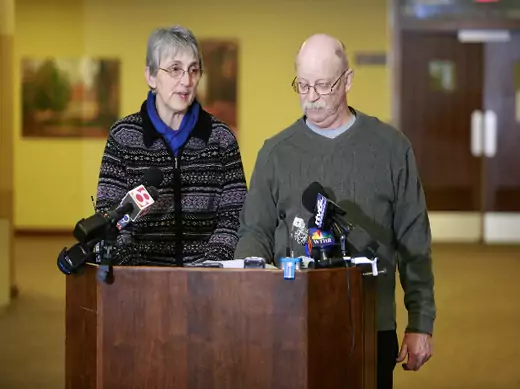 Paula (L) and Ed Kassig, parents of U.S. aid worker Peter Kassig who was beheaded by Islamic State militants, read from a prepared statement while speaking to the press in Indianapolis, Indiana, November 17, 2014  (Smith/Courtesy Reuters).