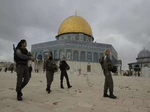 Israeli border police officers walks in front of the Dome of the Rock on the compound known to Muslims as Noble Sanctuary and to Jews as Temple Mount in Jerusalem's Old City November 5, 2014 (Awad/Courtesy Reuters).