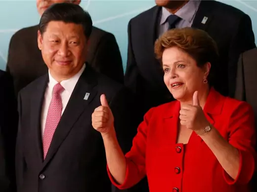 China's President Xi Jinping (L) and Brazil's President Dilma Rousseff attend the official photo session for the meeting of China and CELAC at Itamaraty Palace in Brasilia July 17, 2014. Brazil hosts the meeting of China and Community of Latin American and Caribbean States (CELAC). REUTERS/Sergio Moraes (BRAZIL - Tags: POLITICS)
