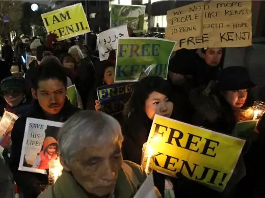 People holding placards take part a vigil in front of Prime Minister Shinzo Abe's official residence in Tokyo, January 30, 2015. Japan and Jordan were working closely on Friday to find out what had happened to two of their nationals being held by Islamic State, after a deadline passed for the release of a would-be suicide bomber being held on death row in Amman. Abe said every effort was being made to secure the release of journalist Kenji Goto. REUTERS/Toru Hanai (JAPAN - Tags: POLITICS CRIME LAW CIVIL UN