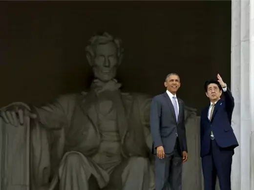 U.S. President Barack Obama and Japanese Prime Minister Shinzo Abe visit the Lincoln Memorial in Washington April 27, 2015. Abe is on a week-long visit to the U.S. REUTERS/Kevin Lamarque