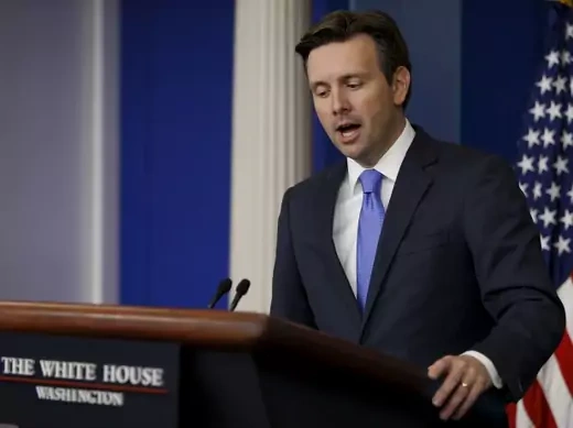 White House Press Secretary Josh Earnest answers questions about an apparent bomb threat after evacuated journalists returned to the press briefing room at the White House in Washington on June 9, 2015 (Jonathan Ernst/Reuters).