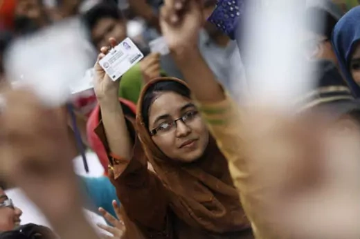 Women-Bangladesh-identity-card-12112015