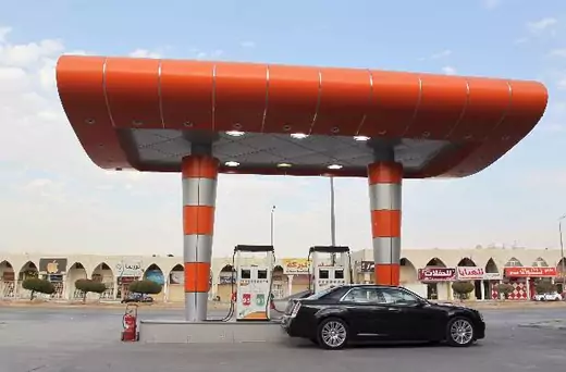 A driver waits to fill his car with fuel at a petrol station in Riyadh, Saudi Arabia, December 22, 2015 (Reuters/Faisal Al Nasser).