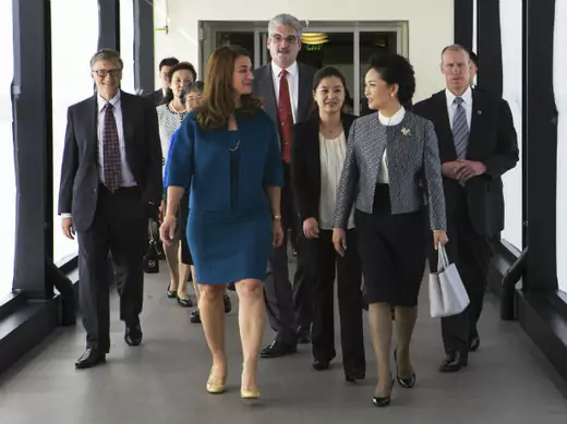 Peng Liyuan, wife of Chinese President Xi Jinping, speaks with Melinda Gates, as she walks toward a lab for a tour at the Fred Hutchinson Cancer Research Center in Seattle, Washington, on September 23, 2015.