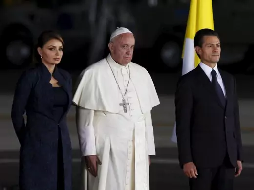 Pope Francis (C), Mexico's President Enrique Pena Nieto (R) and his wife, Mexico's first lady Angelica Rivera stand together during a farewell ceremony in Ciudad Juarez, Mexico, February 17, 2016 (Reuters/Jose Luis Gonzalez).