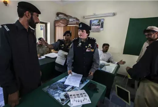 Pakistani-police-woman_RTX14I2O