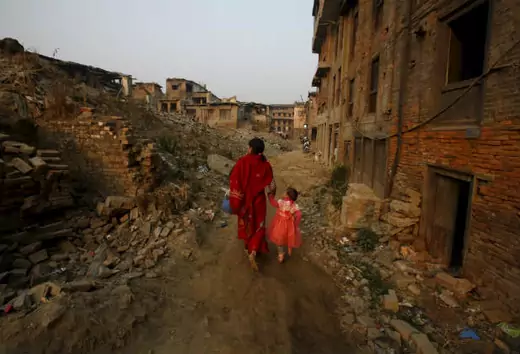 Women-nepal-earthquake_RTX2B8EU