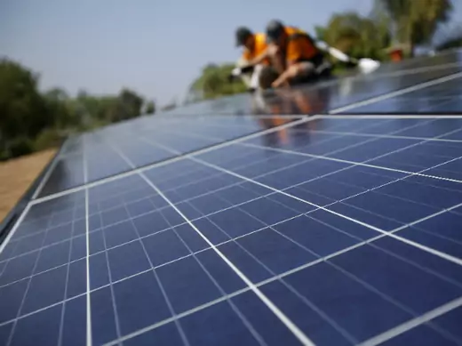 Vivint Solar technicians install solar panels on the roof of a house in California (Reuters/Mario Anzuoni).
