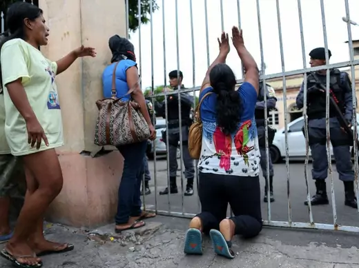 Relatives of inmates react in front of Desembargador Raimundo Vidal Pessoa jail in the center of the Amazonian city of Manaus, Brazil, January 8, 2017 (Reuters/Michael Dantas).