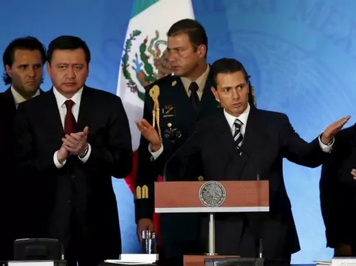 Mexico's President Enrique Pena Nieto (R) gestures as Mexico's Interior Minister Miguel Angel Osorio Chong applauds during the XXXVIII Session of the National Council of Public Security at the National Palace in Mexico City, August 21, 2015. A Mexican government auditor on Friday exonerated Pena Nieto and his finance minister from any wrongdoing over purchases of homes from public contractors, but opposition lawmakers poured scorn over the bid to lay the scandal to rest (Reuters/Edgard Garrido).