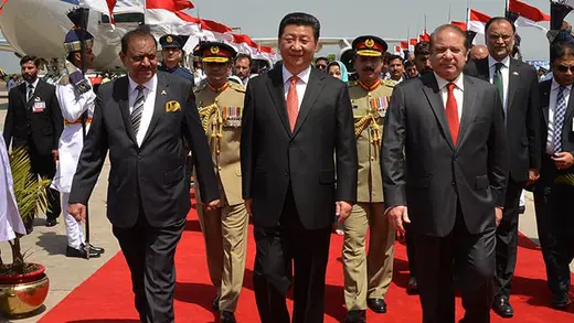 Pakistani President Mamnoon Hussain, Chinese President Xi Jinping, and Pakistani Prime Minister Nawaz Sharif, at Nur Khan air base in Islamabad on April 20, 2015. 